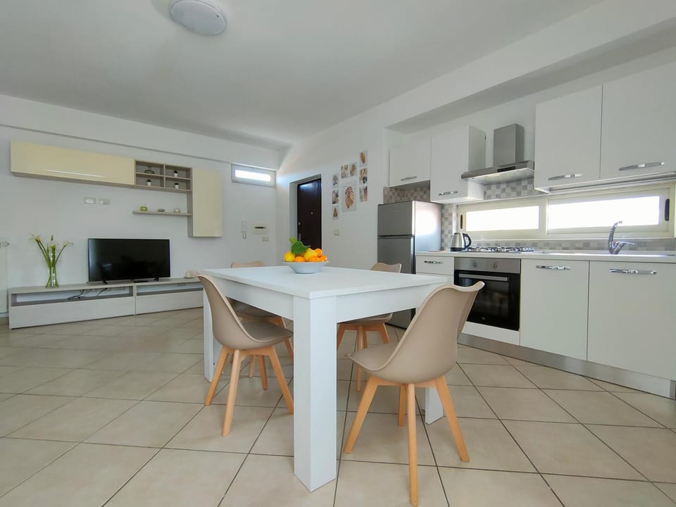 Kitchen or kitchenette, Dining area, oven, stove