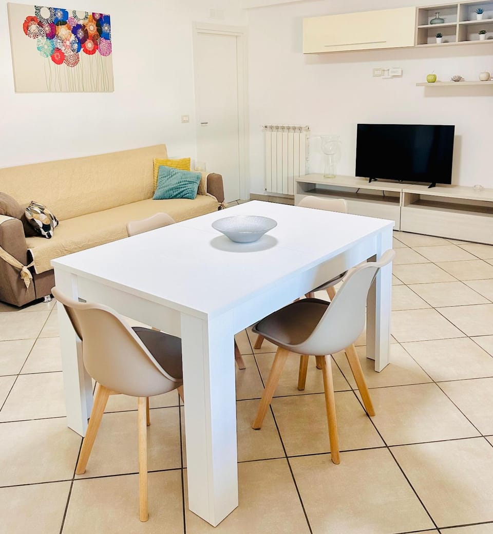 Communal lounge/ TV room, TV and multimedia, Living room, Seating area, Dining area