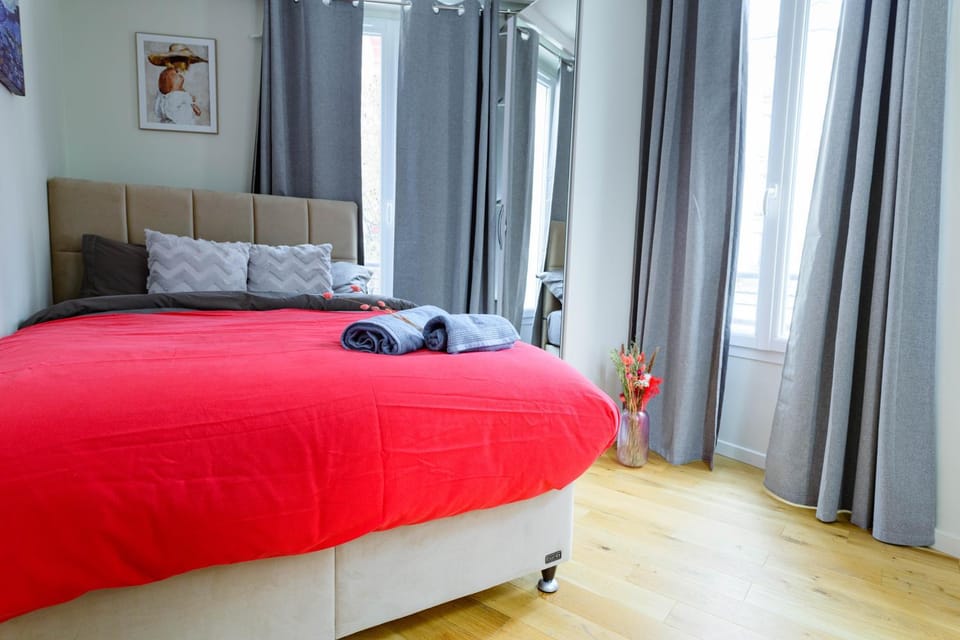 Bed, Bedroom, towels