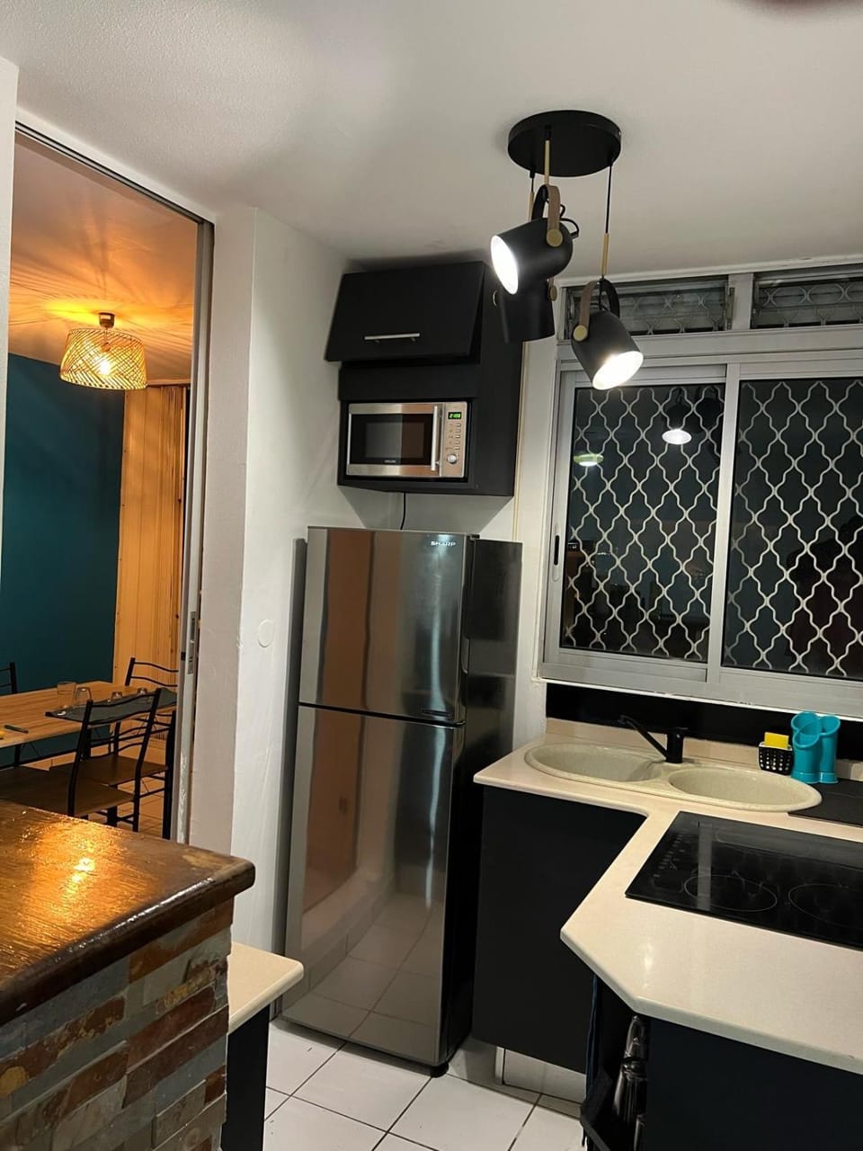 Kitchen or kitchenette, Dining area, minibar, oven, stove