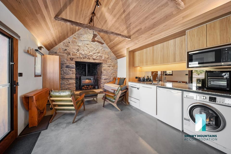 The Stone Cottage at Wollondibby - Heritage Listed l Renovated l Fire Place House in Crackenback