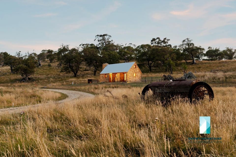 The Stone Cottage at Wollondibby - Heritage Listed l Renovated l Fire Place House in Crackenback