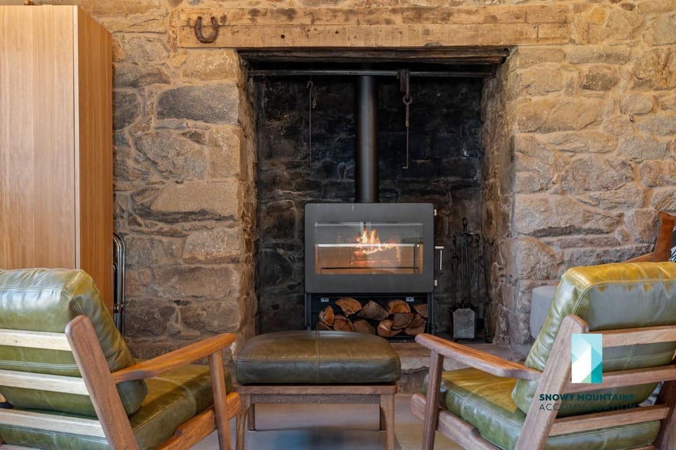 The Stone Cottage at Wollondibby - Heritage Listed l Renovated l Fire Place House in Crackenback