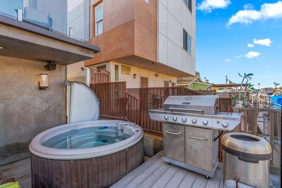 Voted Airbnb Most Loved Home 2024 Duffy Boat House in Sunset Beach