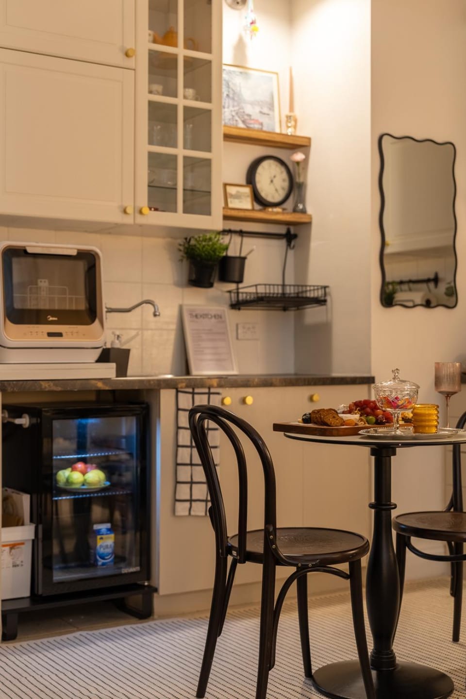 Kitchen or kitchenette, Dining area, dishwasher