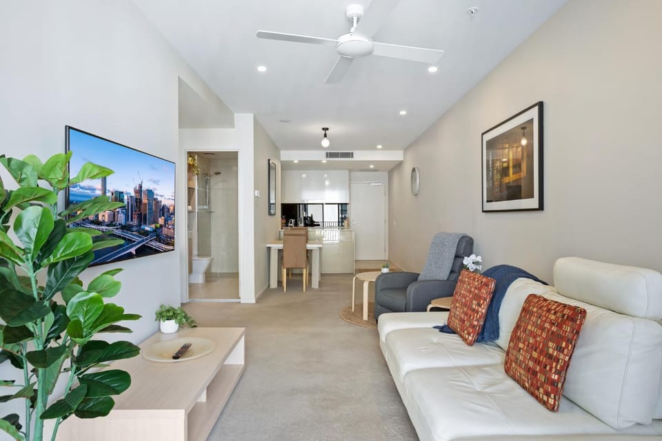 Cosy 1-Bed with River Views Pool Gym & BBQ Apartment in Brisbane City