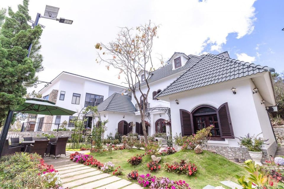 Property building, Spring, Day, Garden, Garden view