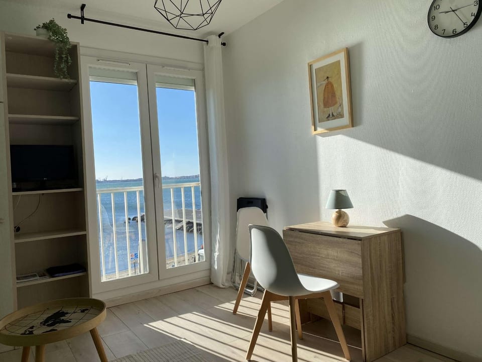 Studio climatisé avec WIFI et vue sur l'étang de Thau - FR-1-553-248 Apartment in Balaruc-les-Bains