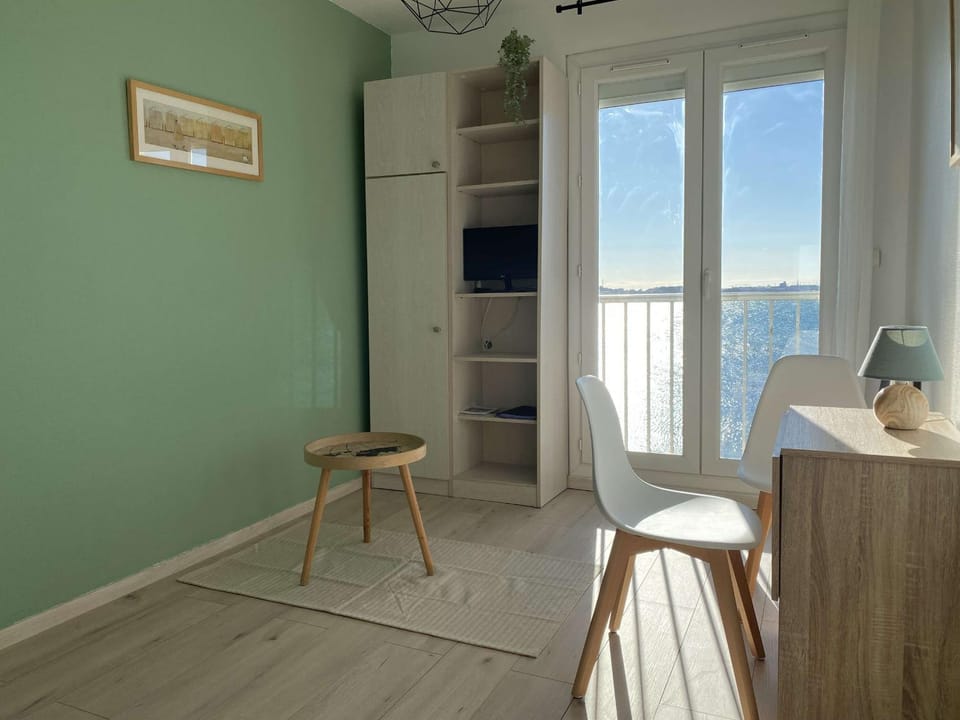 Studio climatisé avec WIFI et vue sur l'étang de Thau - FR-1-553-248 Apartment in Balaruc-les-Bains
