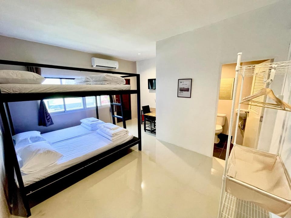 Bed, Photo of the whole room, Bedroom, bunk bed, air conditioner
