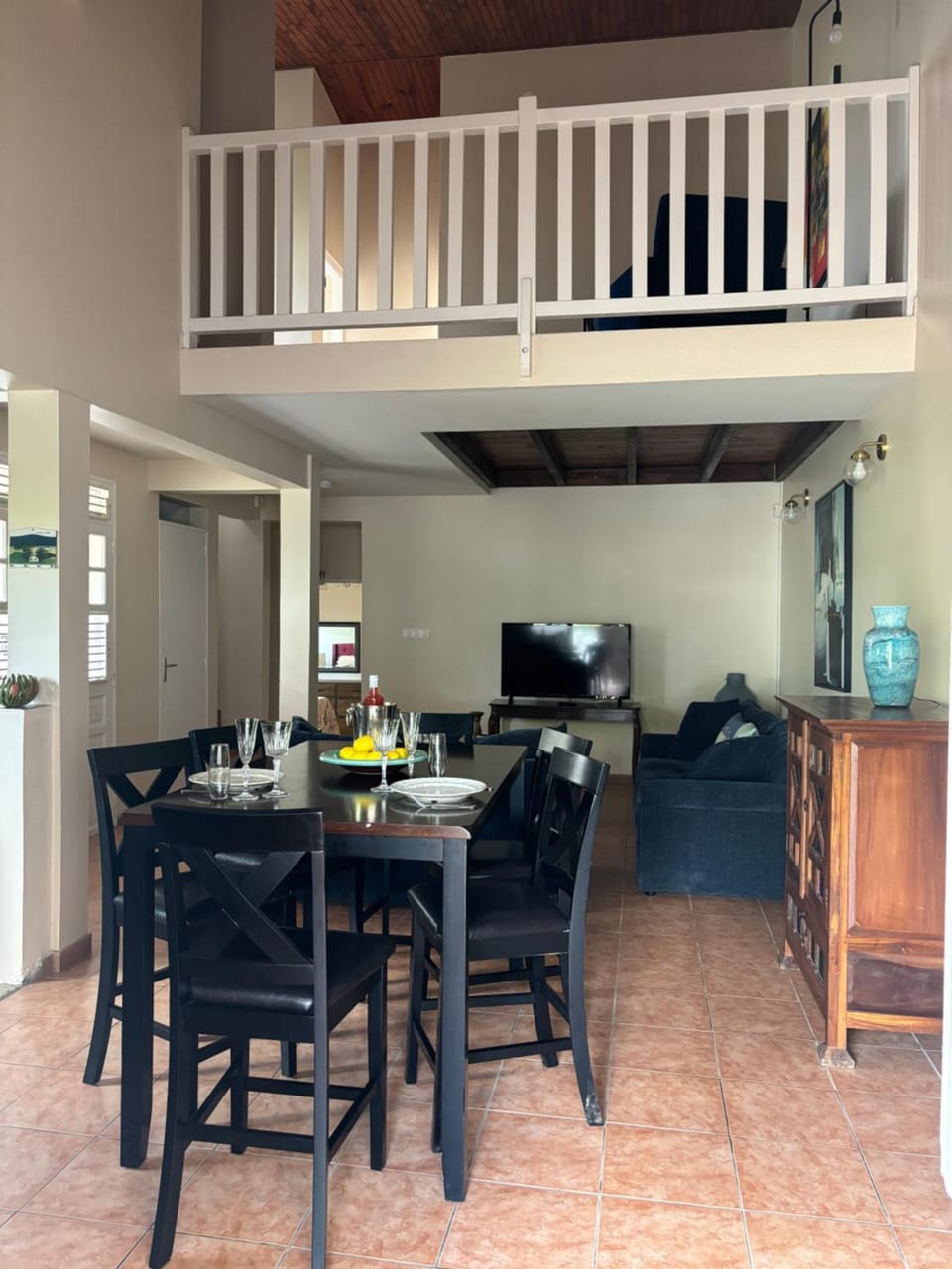 TV and multimedia, Living room, Seating area, Dining area