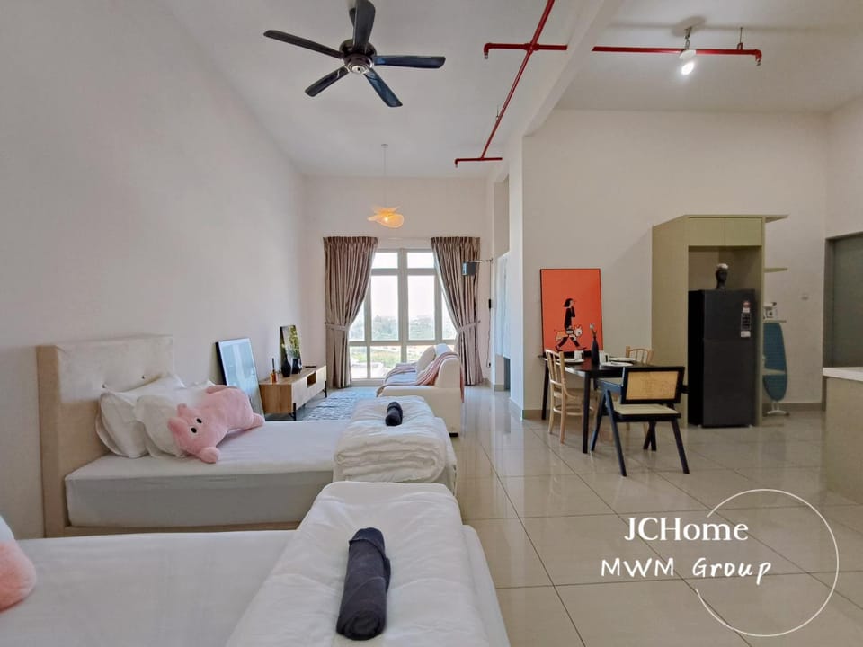 Bed, TV and multimedia, Living room, Seating area