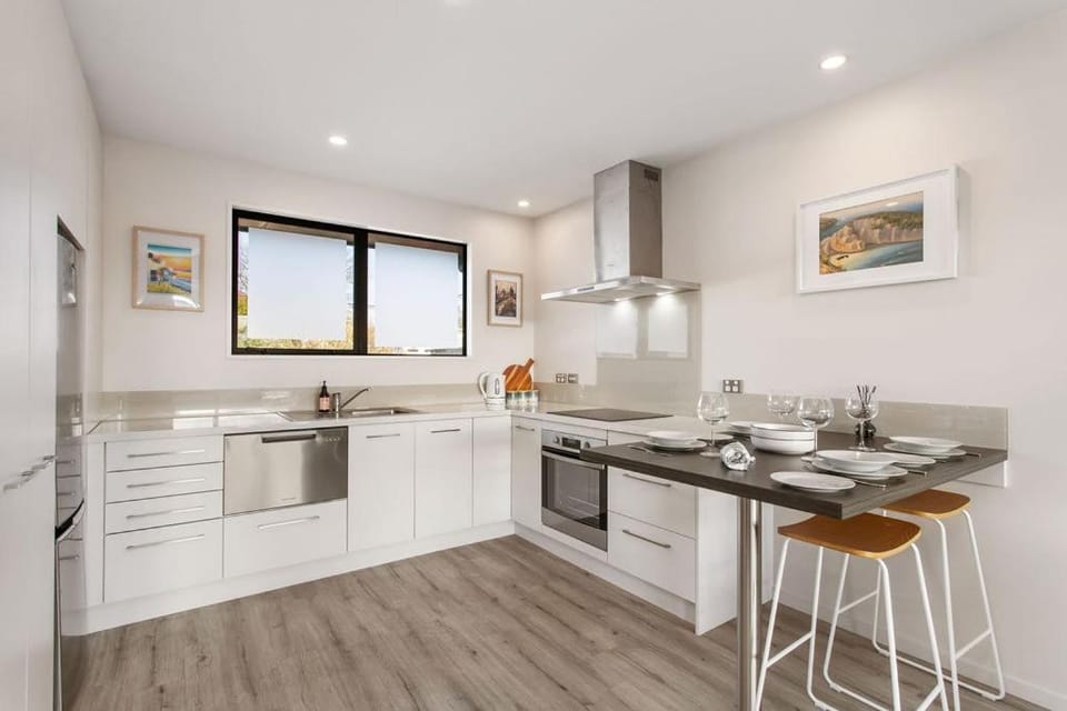 Honey for the Money Warm Sunny 10 mins CBD Apartment in Christchurch