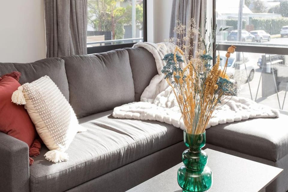 Honey for the Money Warm Sunny 10 mins CBD Apartment in Christchurch