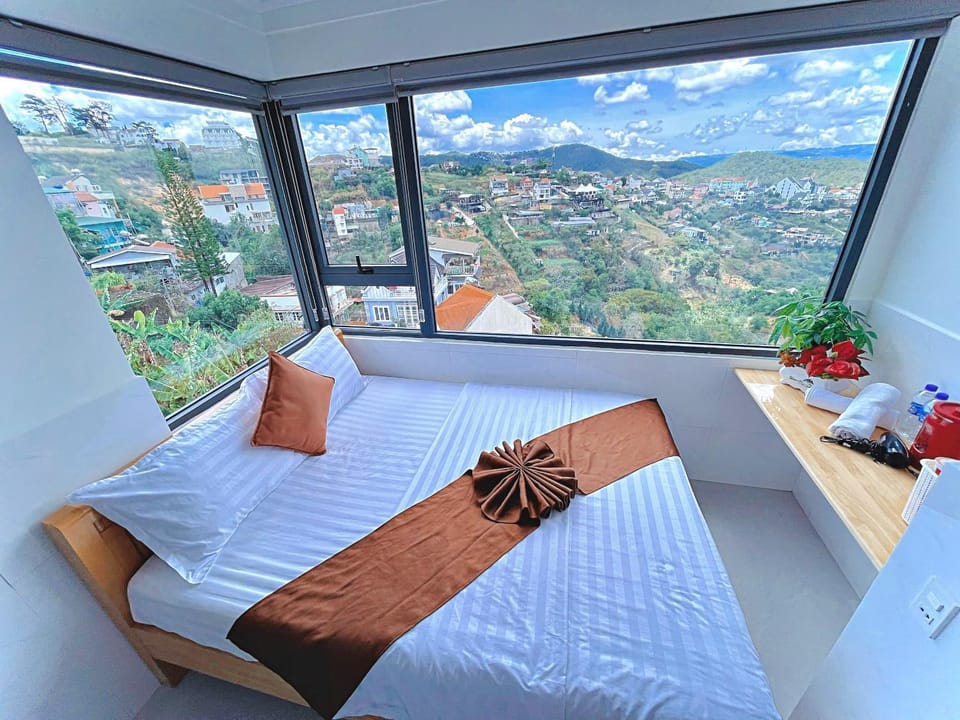 Bed, Natural landscape, View (from property/room), Living room, Photo of the whole room, Seating area, Bedroom, City view, Mountain view