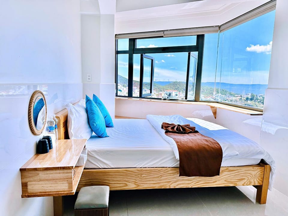 Bed, Natural landscape, View (from property/room), Living room, Photo of the whole room, Seating area, Bedroom