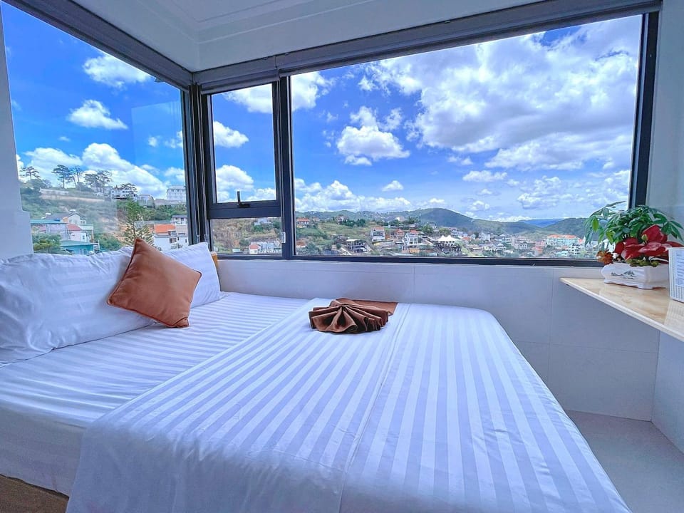 Bed, Natural landscape, View (from property/room), Photo of the whole room, Bedroom, City view, Mountain view