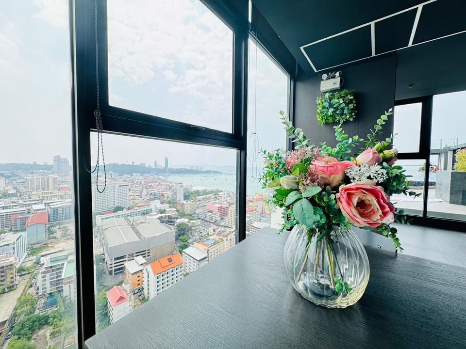 芭提雅市中心无边泳池公寓The Base Central Apartment in Pattaya City
