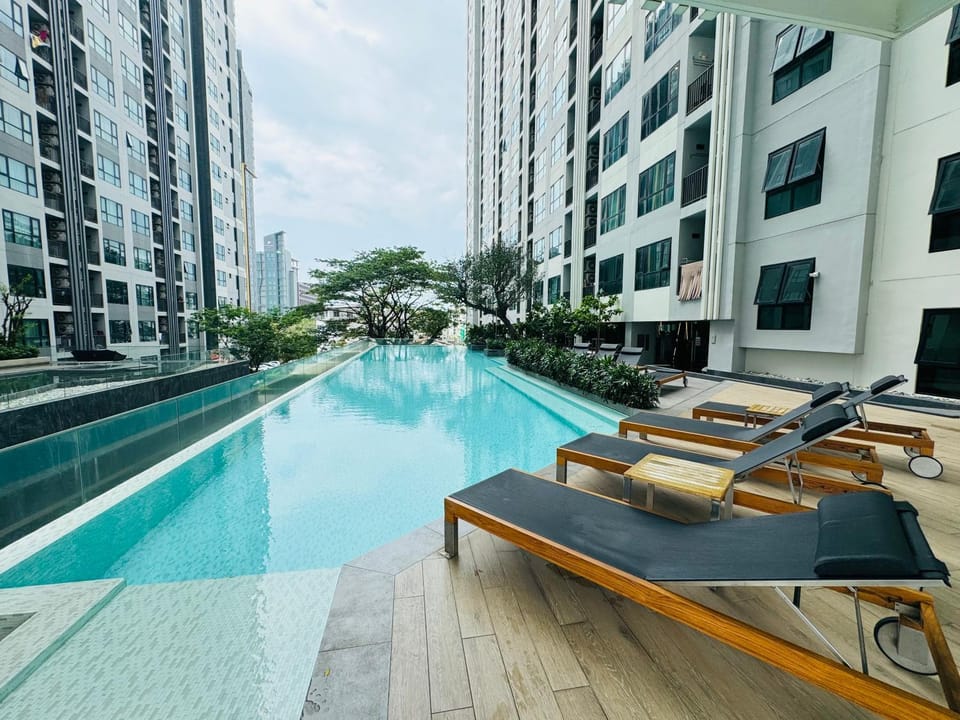 芭提雅市中心无边泳池公寓The Base Central Apartment in Pattaya City