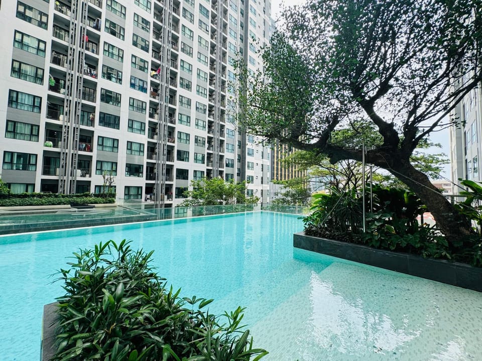 芭提雅市中心无边泳池公寓The Base Central Apartment in Pattaya City