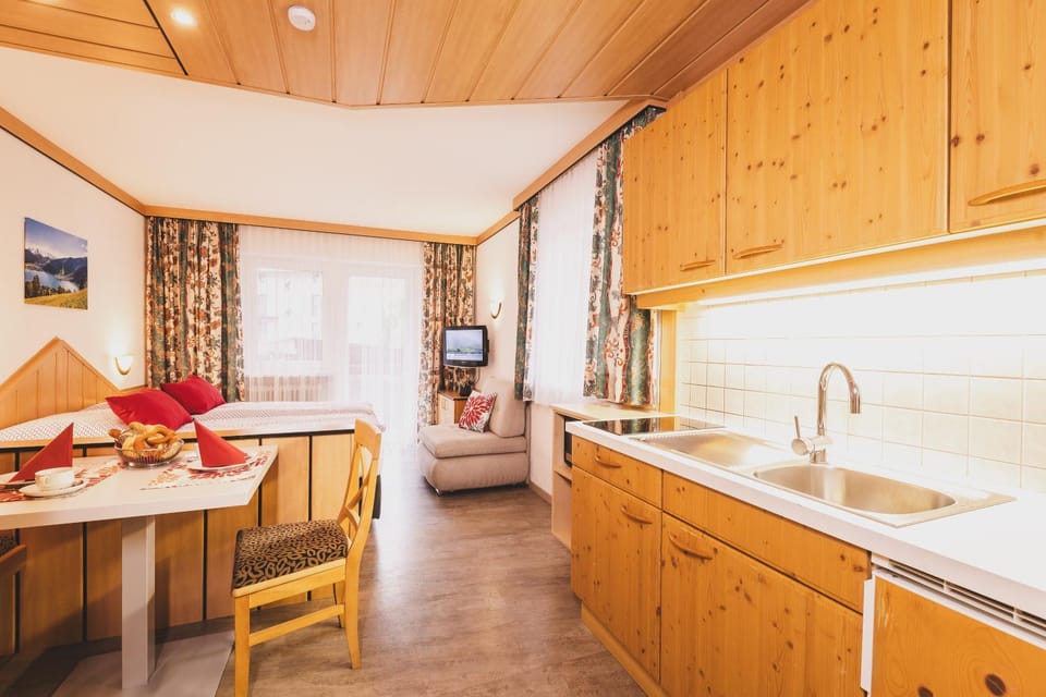 Kitchen or kitchenette, Dining area, stove