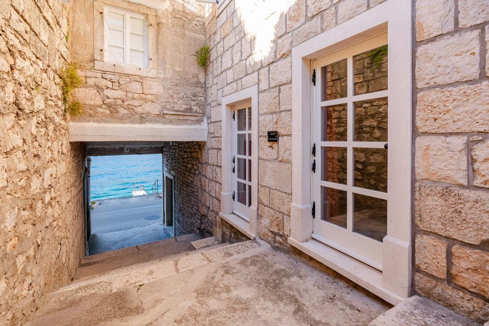 Property building, Facade/entrance, Day