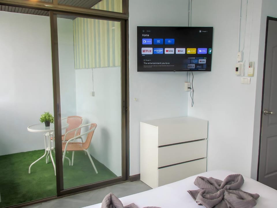 Bed, TV and multimedia, Bedroom