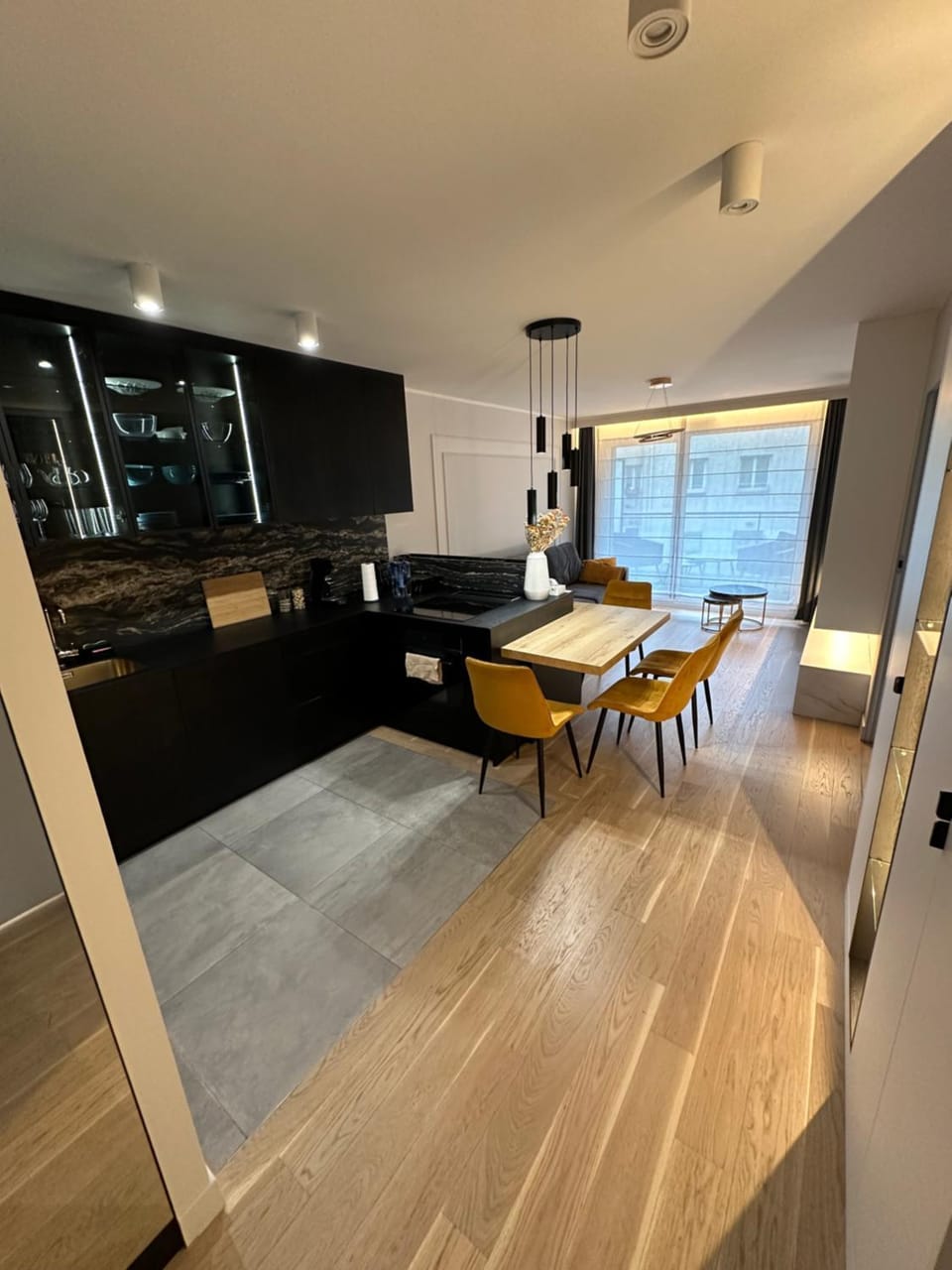 Kitchen or kitchenette, Dining area