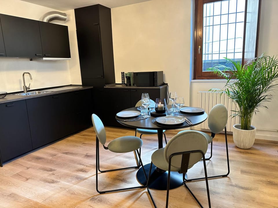 Kitchen or kitchenette, Living room, Seating area, minibar, pet friendly