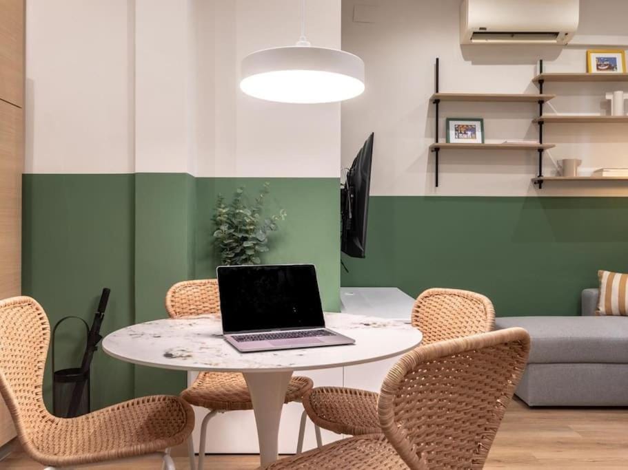 Seating area, Dining area, air conditioner
