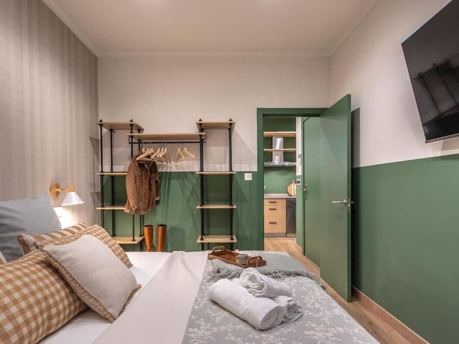 Bed, TV and multimedia, Photo of the whole room, Bedroom, towels, wardrobe