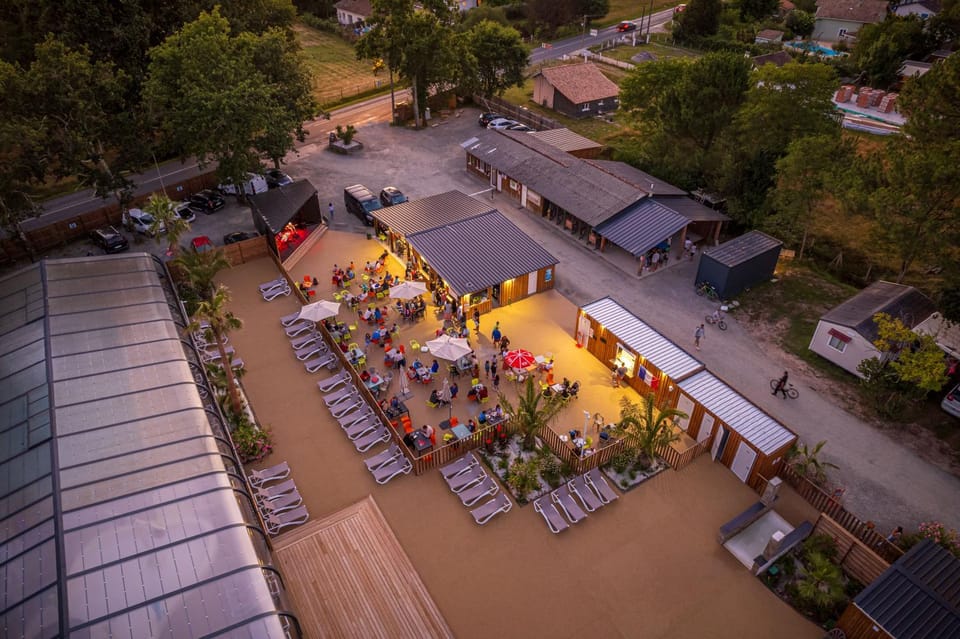 Property building, People, Bird's eye view, group of guests