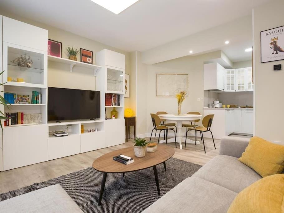 TV and multimedia, Living room, Seating area, Dining area