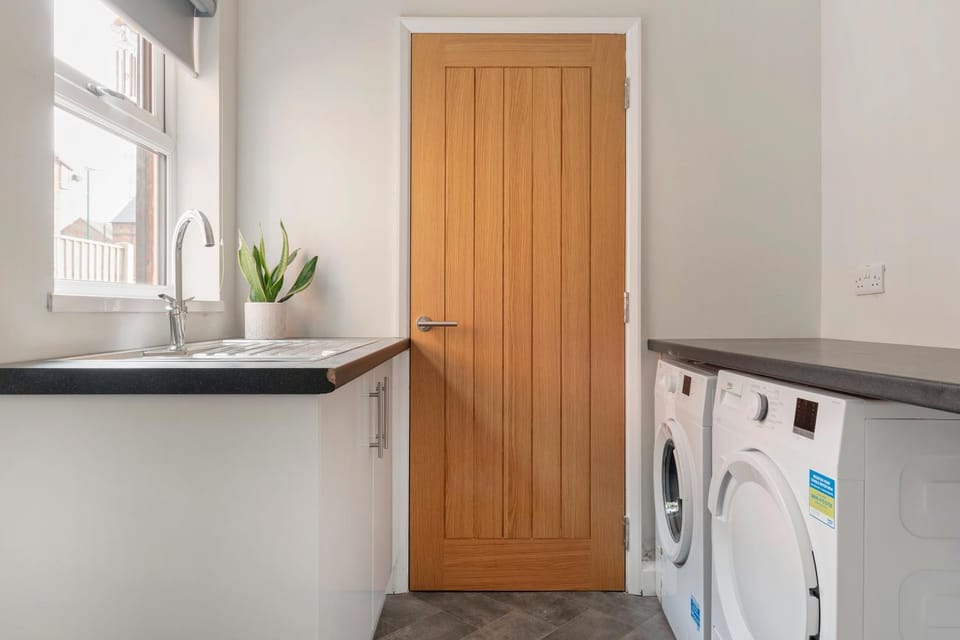 Kitchen or kitchenette, washing machine, dryer