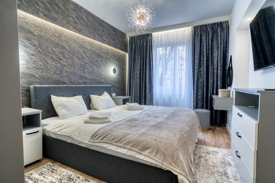 Bed, TV and multimedia, Photo of the whole room, Bedroom