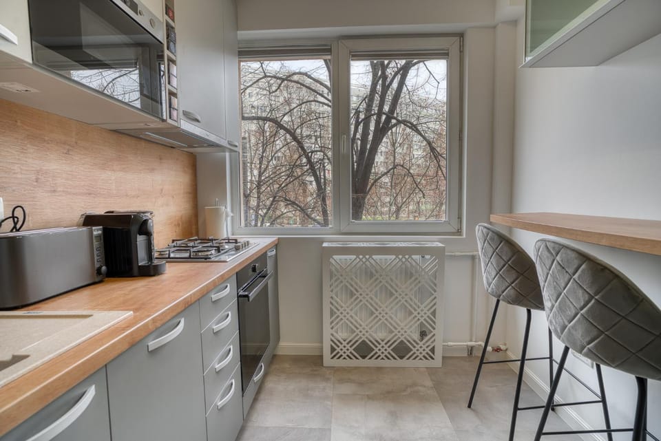 Coffee/tea facilities, Kitchen or kitchenette, Dining area, microwave, stove, toaster