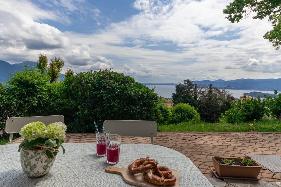 Natural landscape, View (from property/room), Balcony/Terrace, Lake view, Mountain view