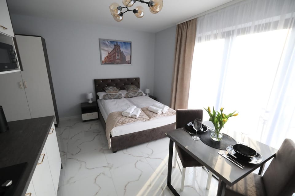 Bed, TV and multimedia, Living room, Photo of the whole room, Seating area, Bedroom, hair dresser