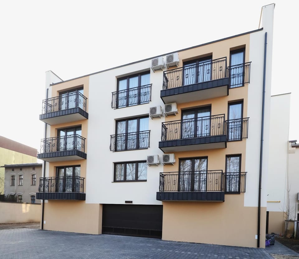 Property building, Day, Balcony/Terrace