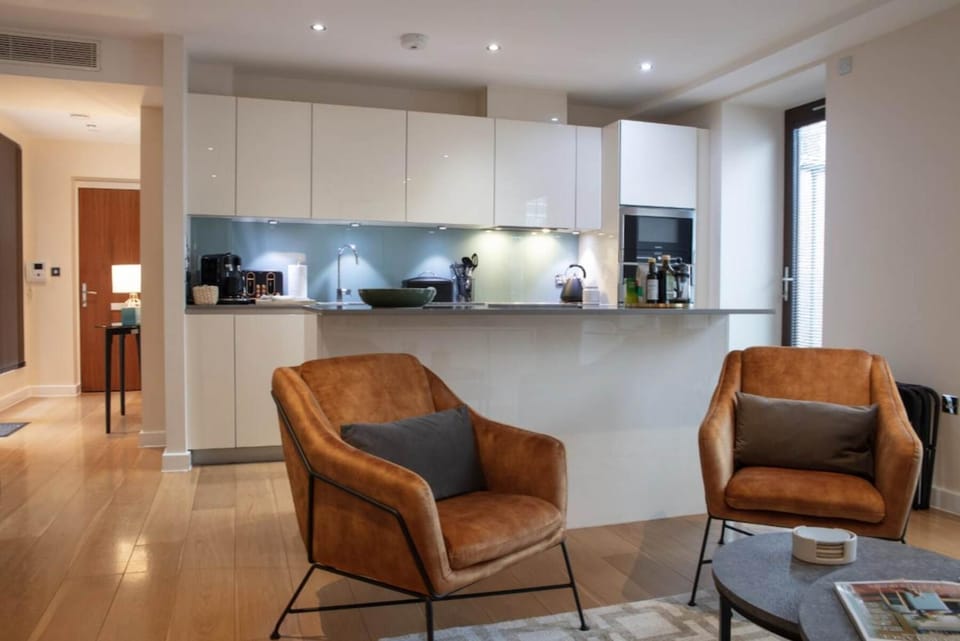 Coffee/tea facilities, Kitchen or kitchenette, Seating area