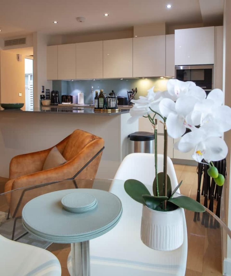 Kitchen or kitchenette, Seating area