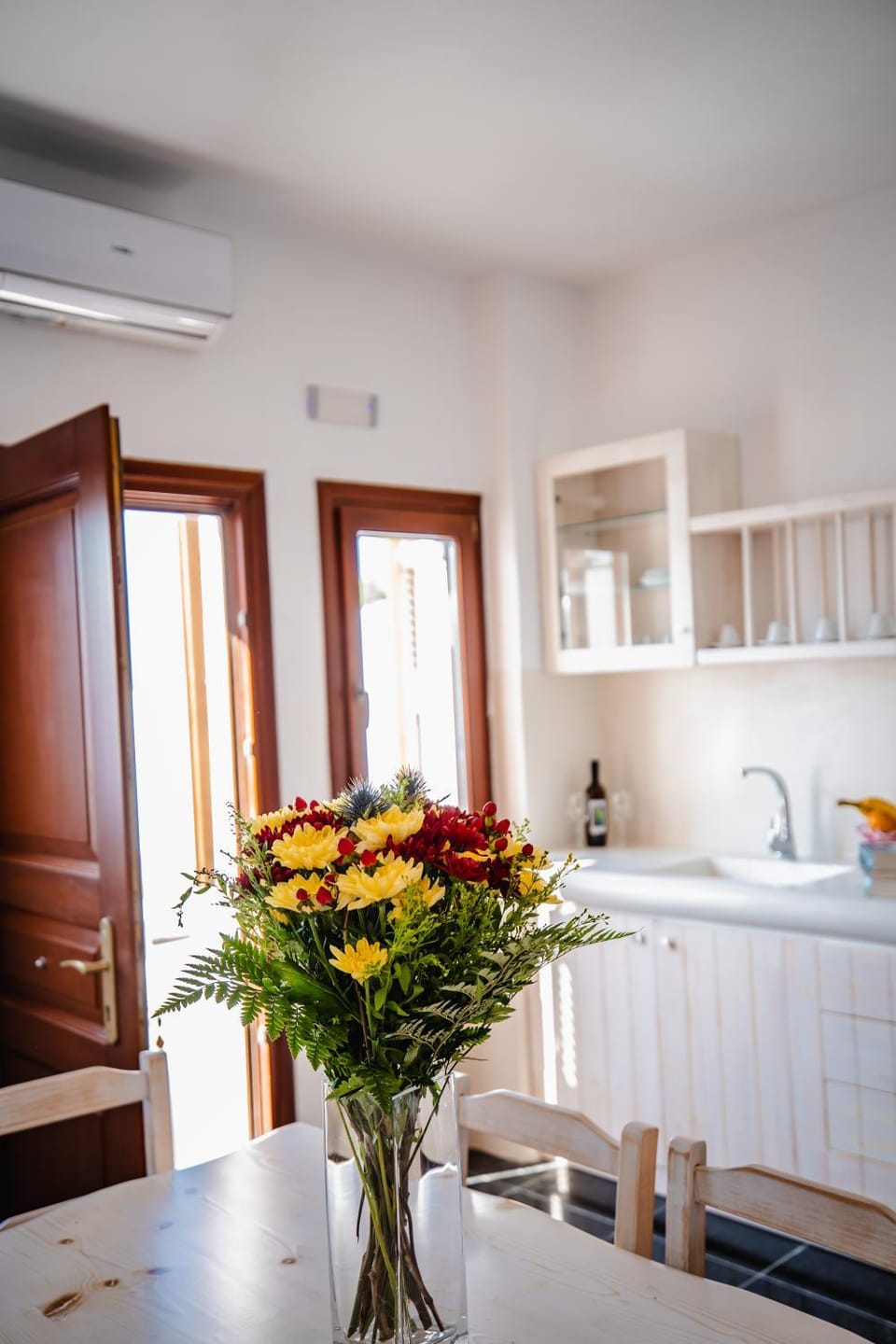 Kitchen or kitchenette, Dining area