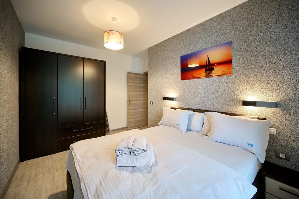 Bed, Bedroom, towels