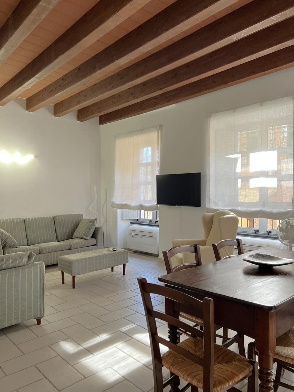 Communal lounge/ TV room, TV and multimedia, Living room, Seating area, Dining area, Evening entertainment