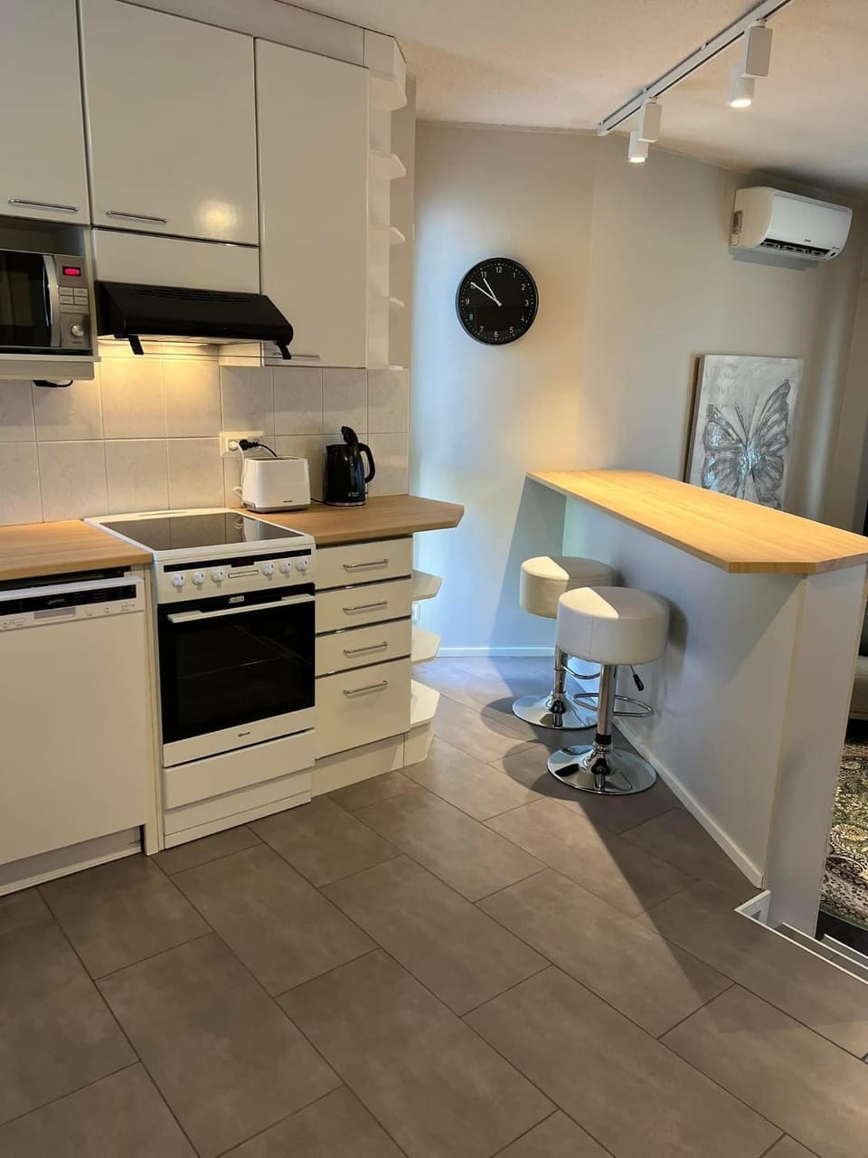 Kitchen or kitchenette, Dining area, oven, pet friendly, stove, toaster