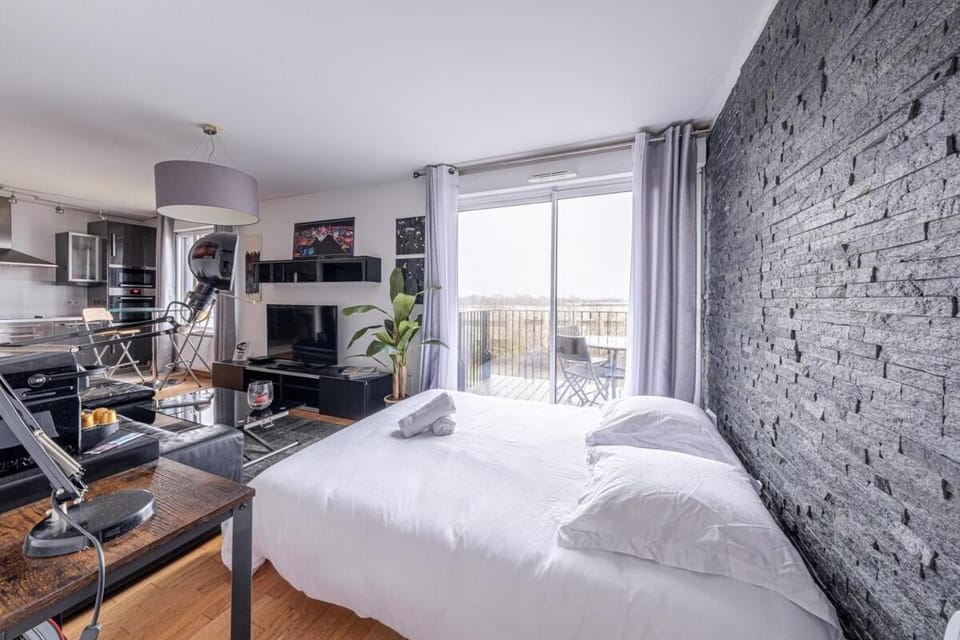 Bed, TV and multimedia, Living room