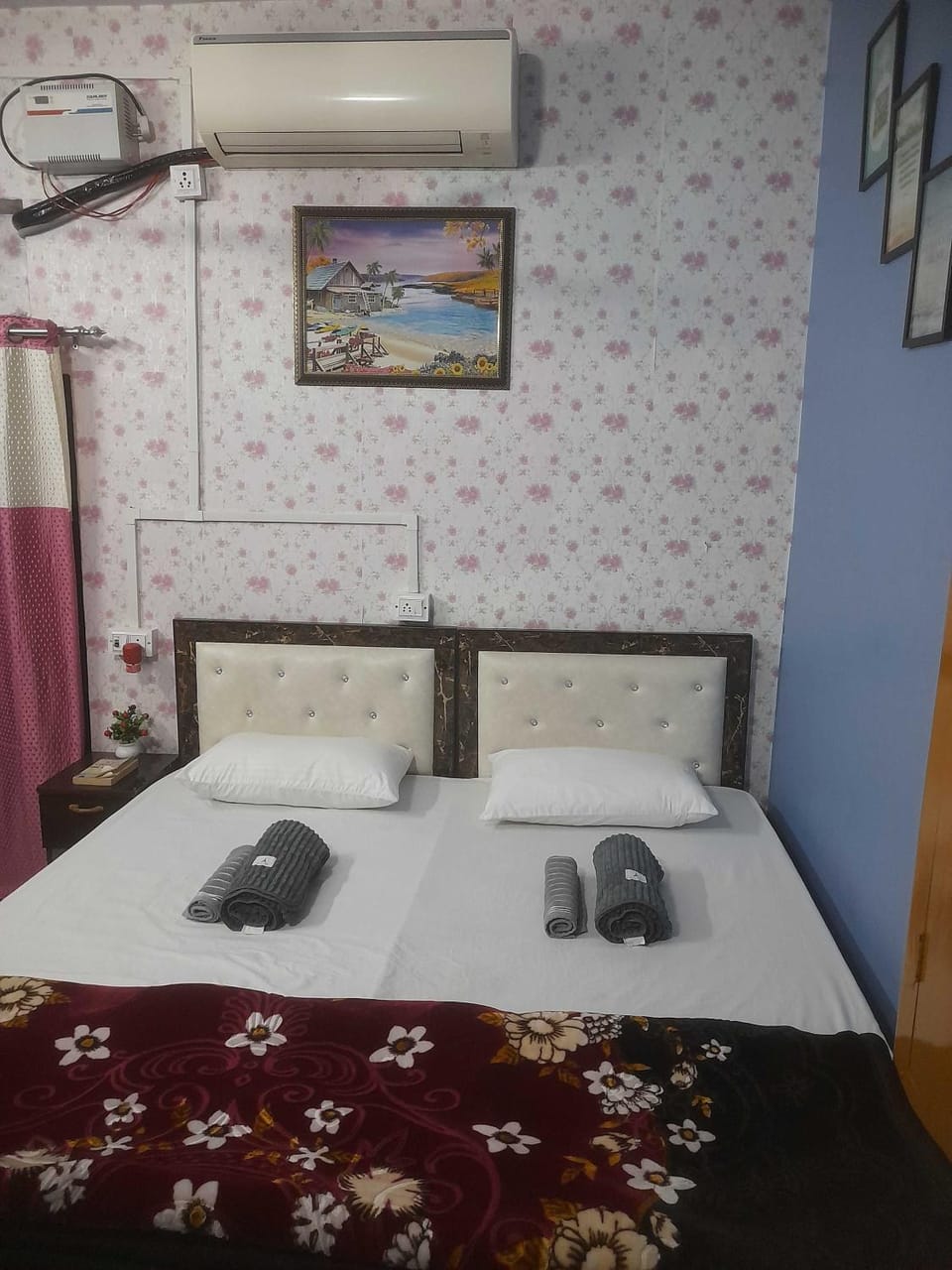 Photo of the whole room, towels, air conditioner