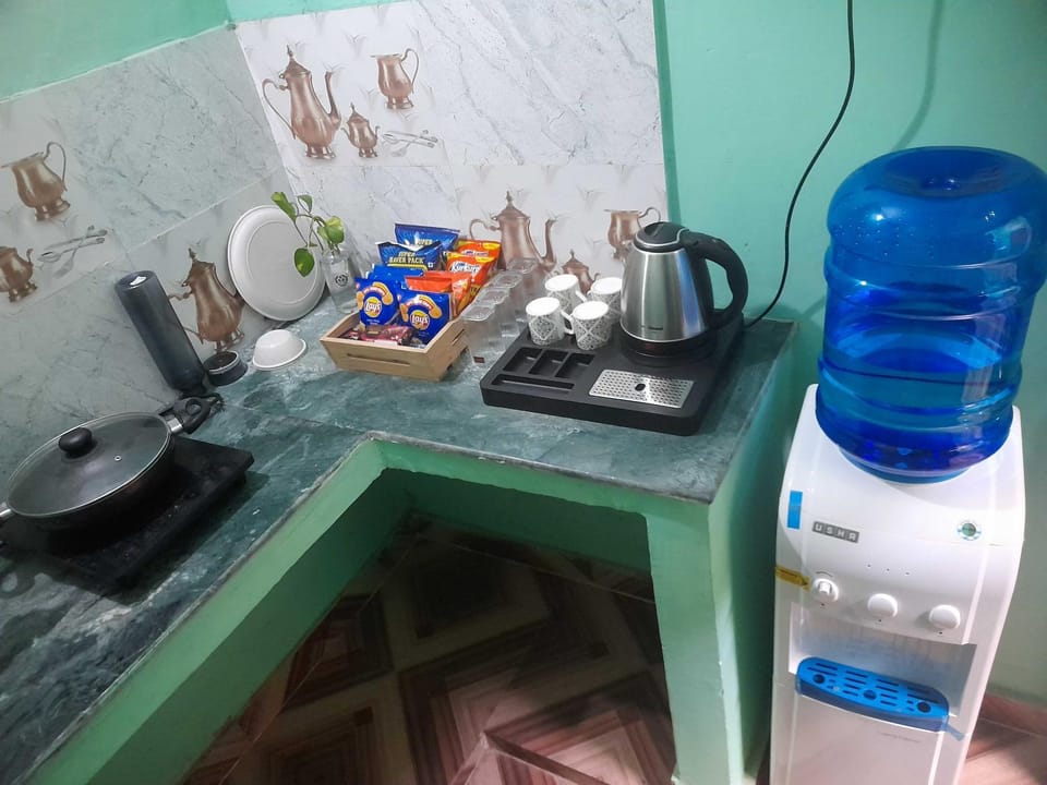 Coffee/tea facilities, Kitchen or kitchenette, stove