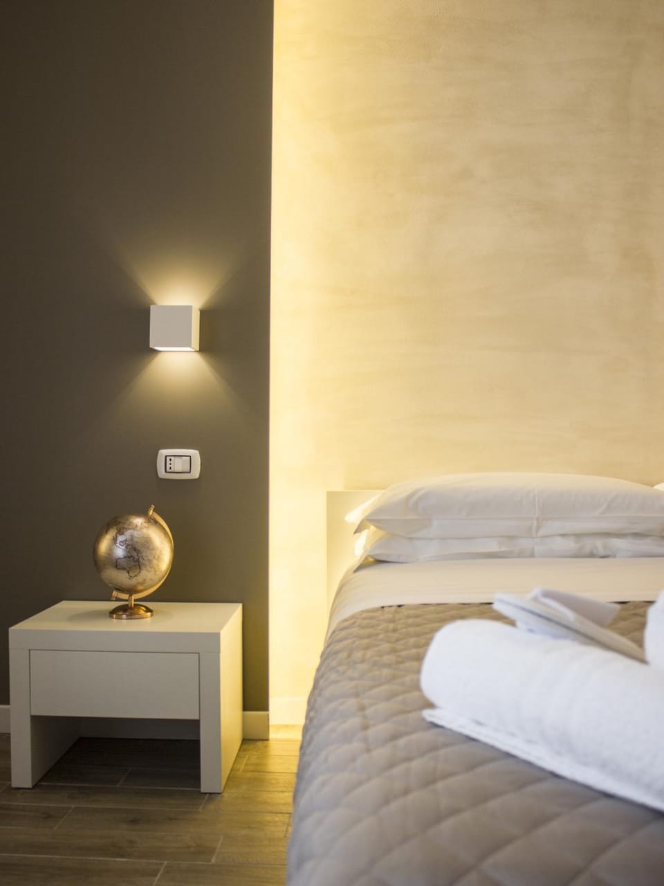 Bed, Other, Photo of the whole room, Decorative detail, Sunset
