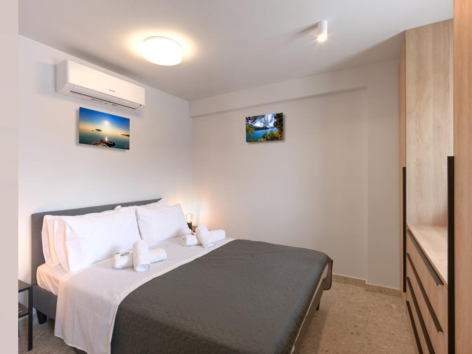 Bed, Bedroom, towels, air conditioner